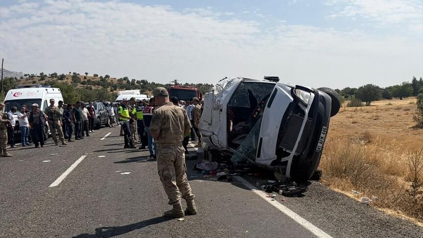 Diyarbakır'da minibüs devrildi: 2 ölü, 12 yaralı