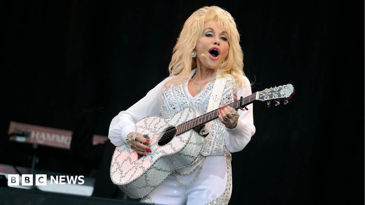 Spotify, Dolly Parton'ın Galce şarkısına İrlandaca sözler yükledi