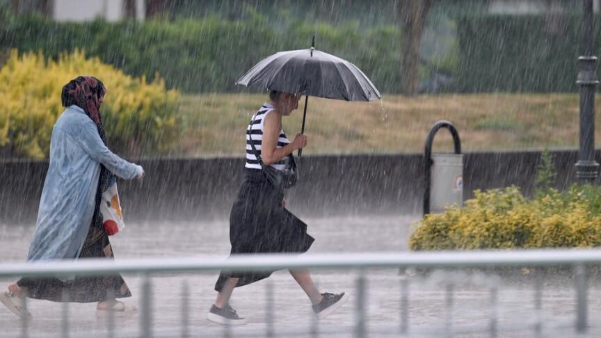 Meteoroloji'den kuvvetli sağanak ve fırtına uyarısı