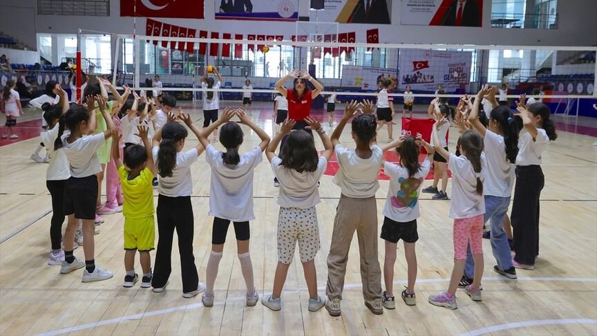 Hakkari'de spor okulları çocukların yaz tatilini renklendiriyor