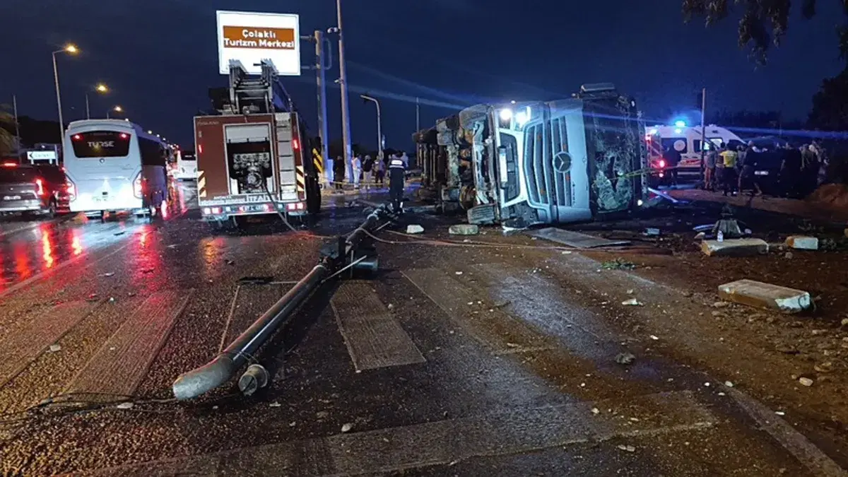 Manavgat'ta tır duraktaki 2 kişiyi ezdi: 2 ölü