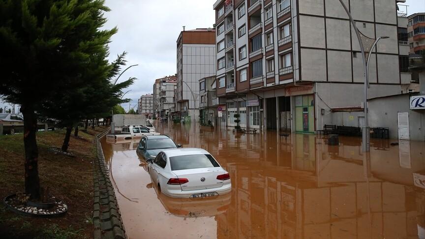 Rize'de sağanak: 9 mahalle ve 7 köyde hasar, 7 ev tahliye edildi