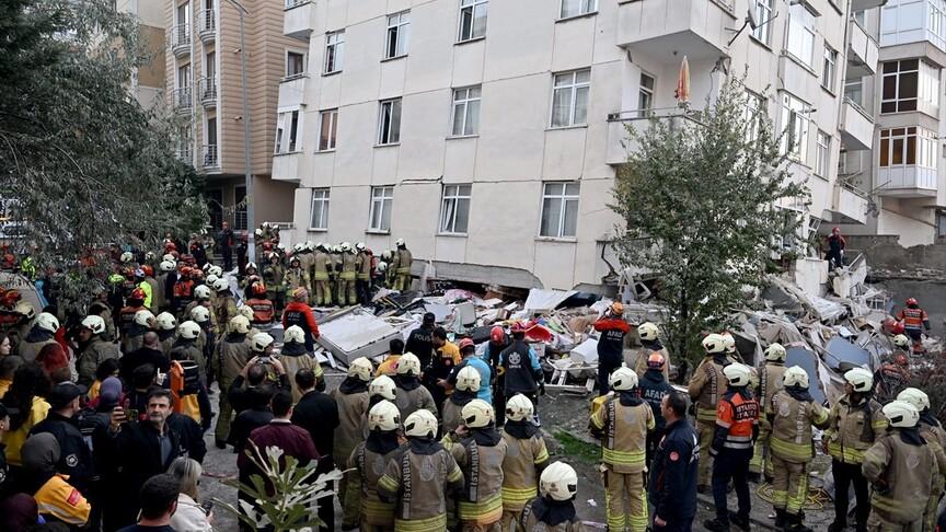 Maltepe'de 7 katlı binanın alt katları çöktü