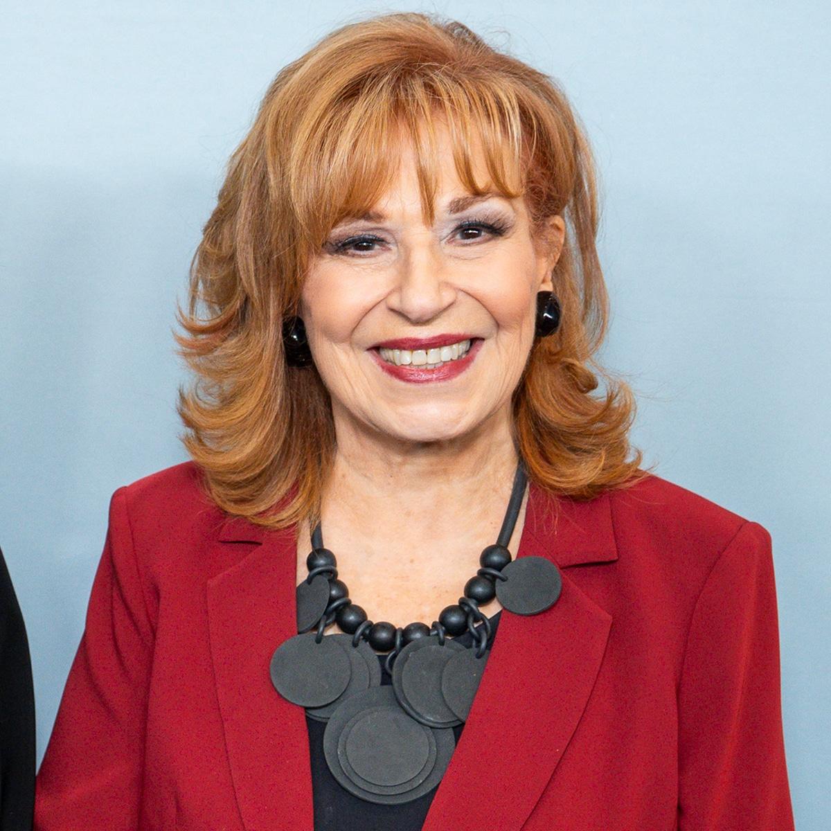The View sunucusu Joy Behar sahnede omzunu çıkardı