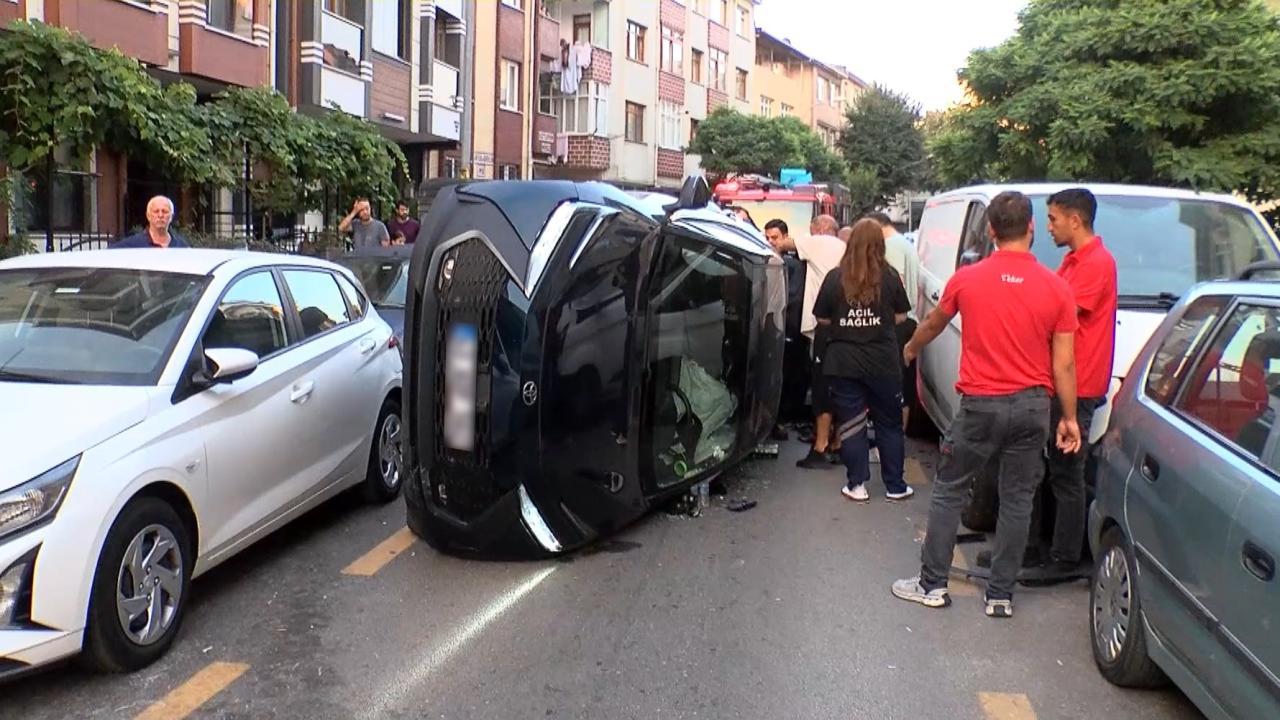 Ümraniye'de otomobil park halindeki 3 araca çarpıp devrildi