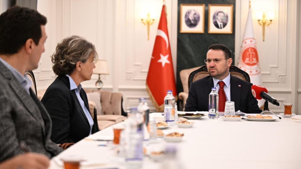 Adalet Bakanı Gürlek, Behçet Oktay'ın ailesiyle görüştü