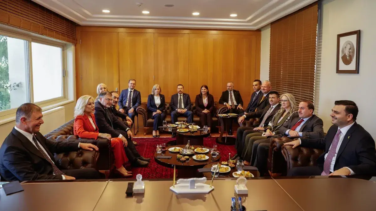 Tugay, AK Parti İzmir heyetiyle ilk kez bir araya geldi
