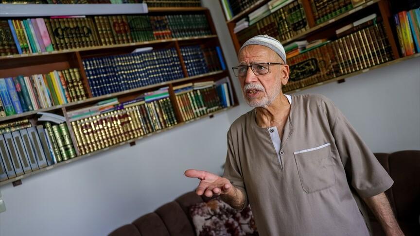 15 yıl duvara gizlediği kitaplara Suriye'de kavuştu