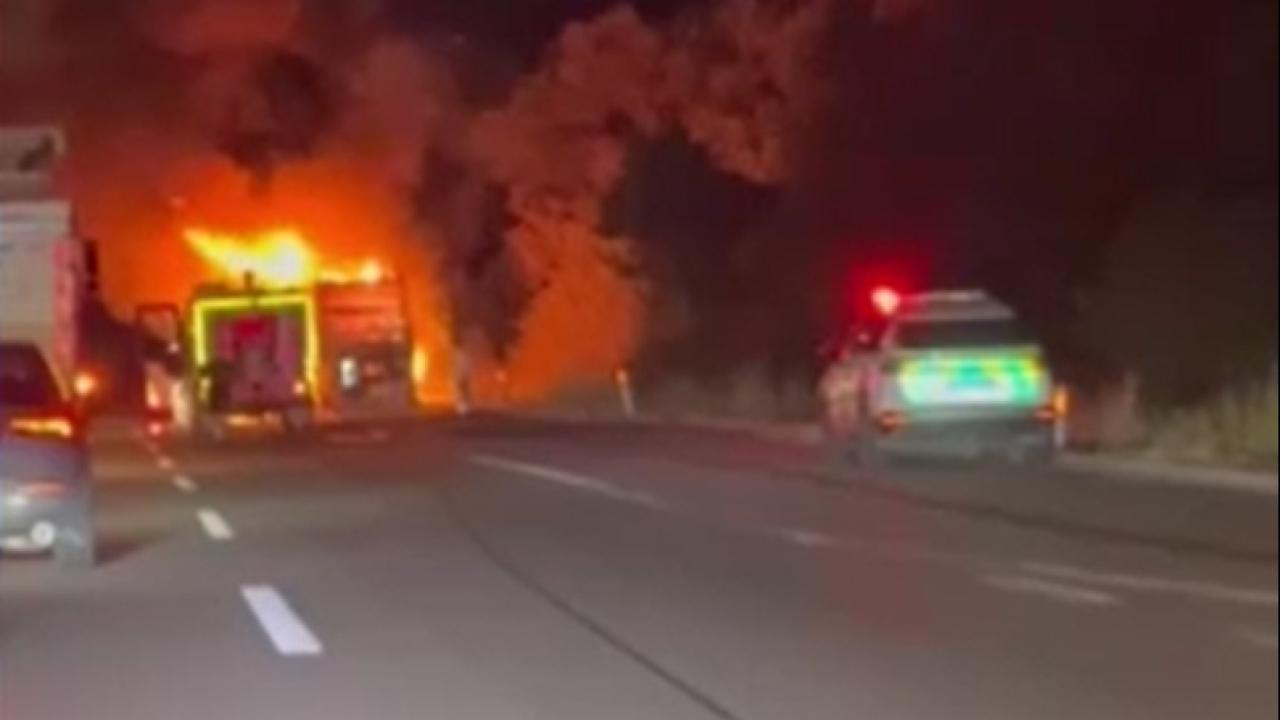 TEM Otoyolu'nda yolcu otobüsü alev aldı
