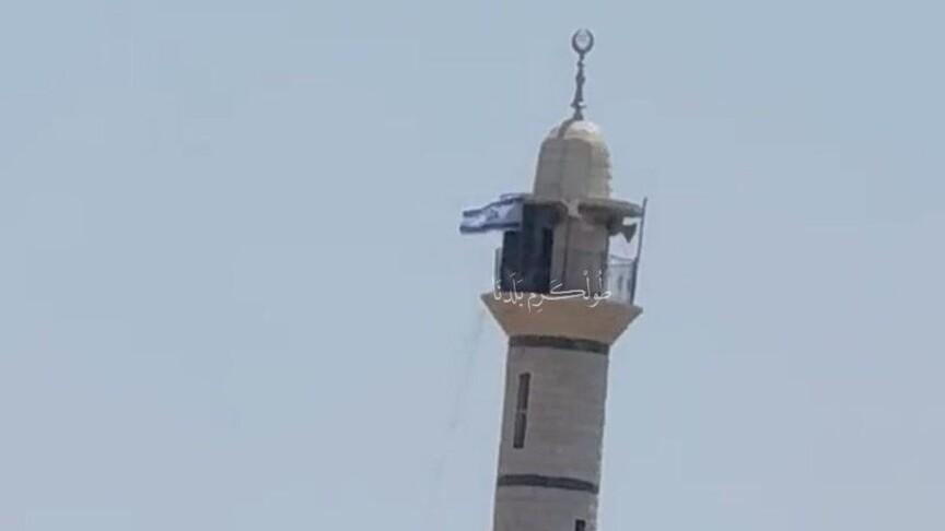 İsrail ordusu Batı Şeria'da cami minaresine bayrak astı