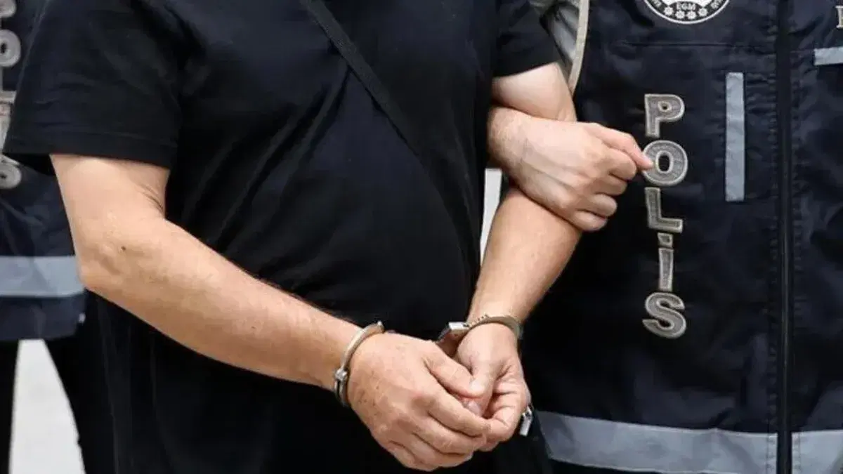 Türk bayrağına tüküren İngiliz turist Alanya'da tutuklandı