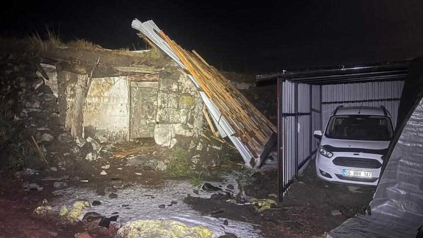 Ardahan'da şiddetli hava olayları: 14 binanın çatısı hasar gördü