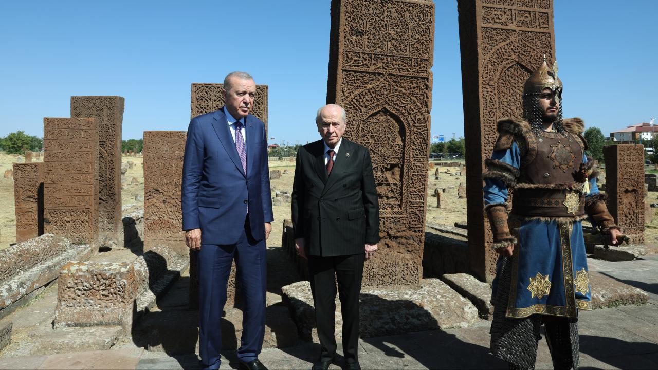 Cumhurbaşkanı Erdoğan Ahlat'taki Selçuklu Meydan Mezarlığı'nı ziyaret etti