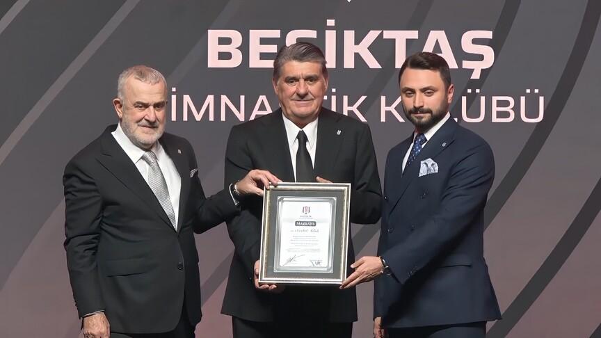 Beşiktaş'ta Serdal Adalı yeniden mazbatasını aldı