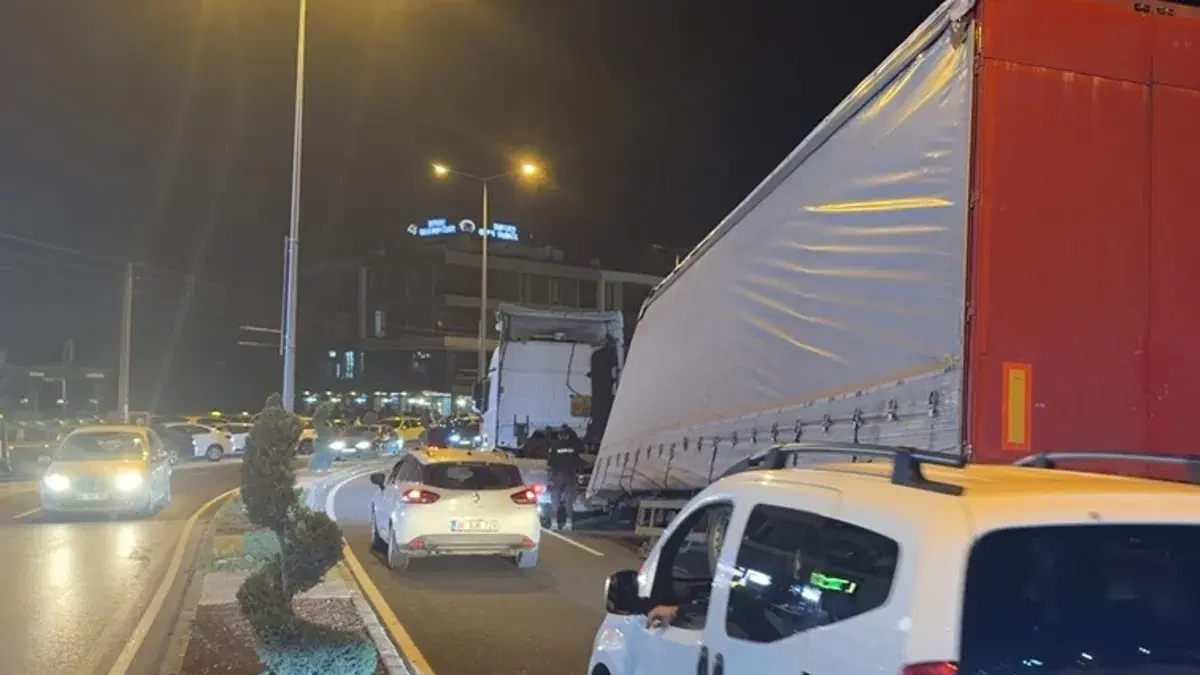 Düzce'de tır dorsesi devrildi, 3 araç santimlerce kurtuldu