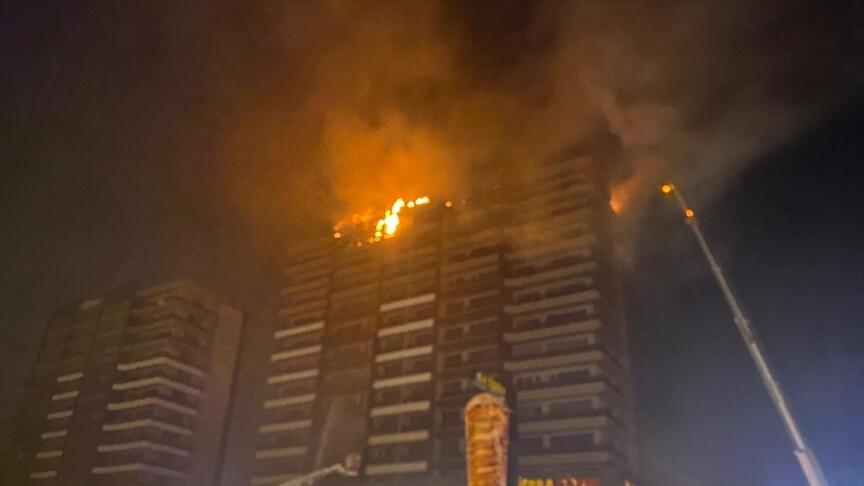 Diyarbakır'da plaza yangını: 5 kişi dumandan etkilendi
