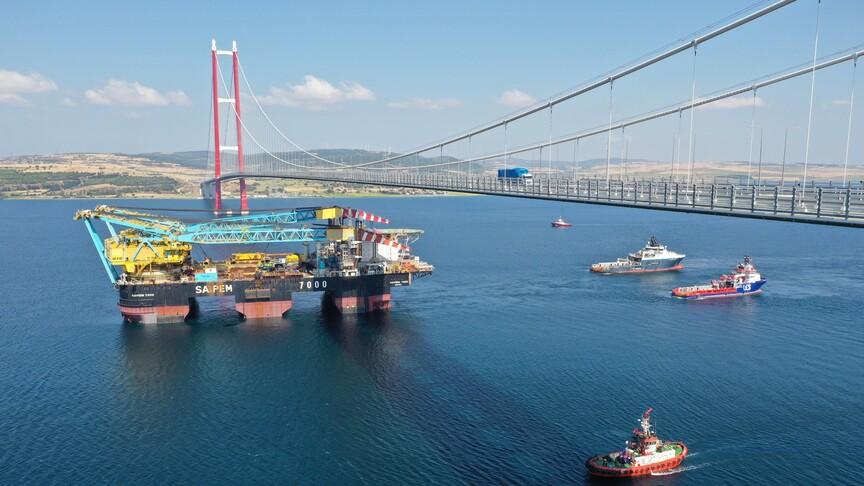 Dev vinç gemisi Saipem 7000 Çanakkale Boğazı'ndan geçiyor