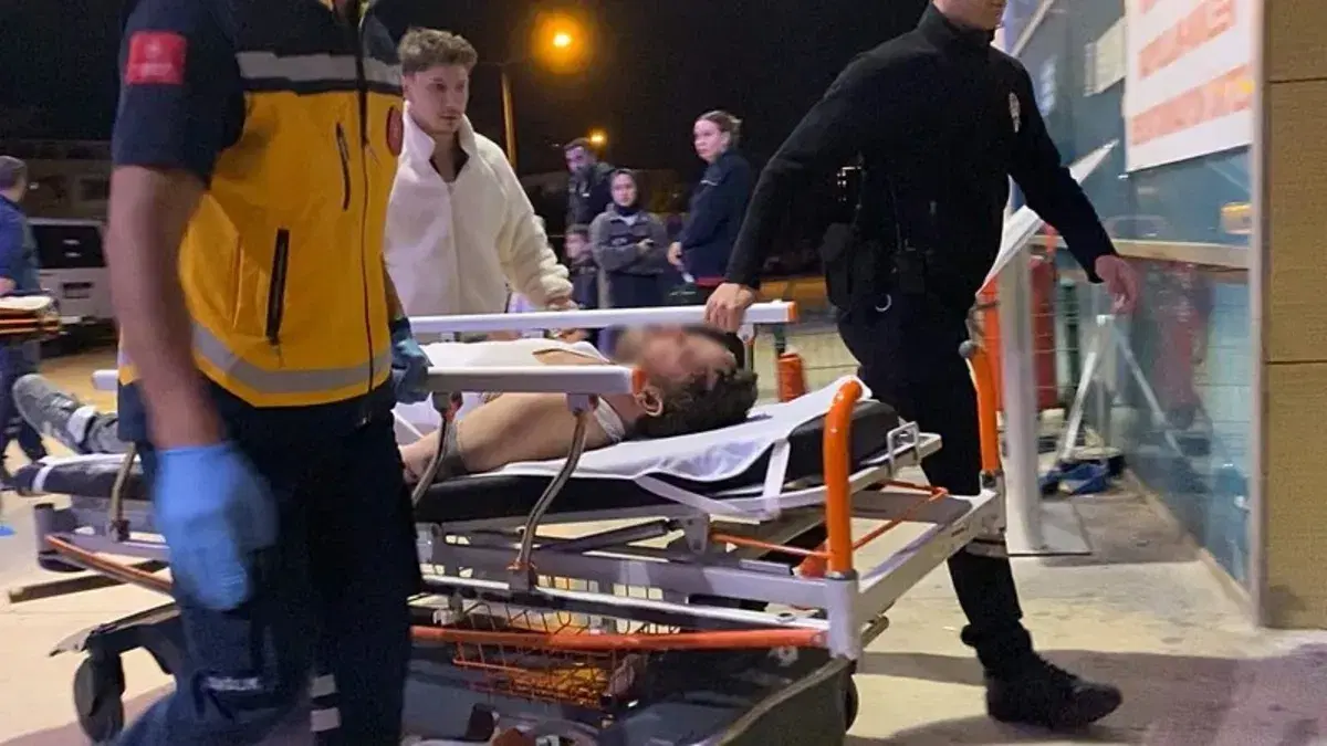 Manavgat'ta tır iki VIP minibüse çarptı: 3 yaralı
