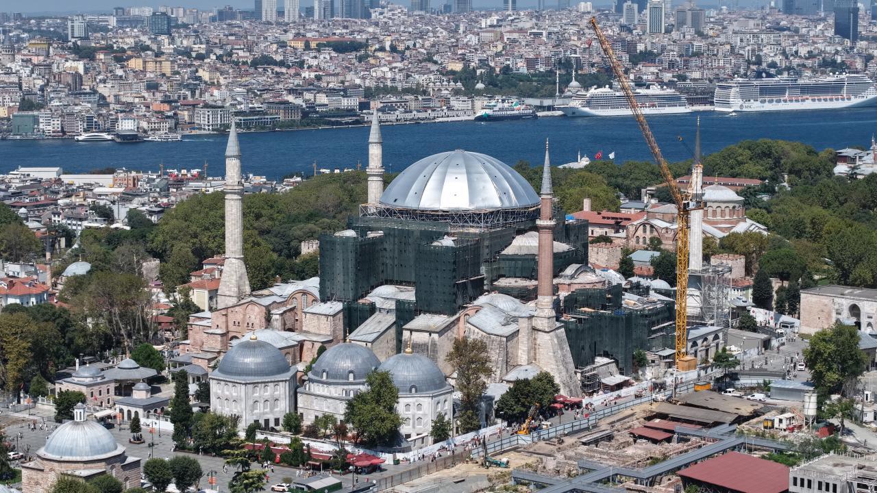 Bakan Ersoy Ayasofya'daki restorasyon çalışmalarını inceledi