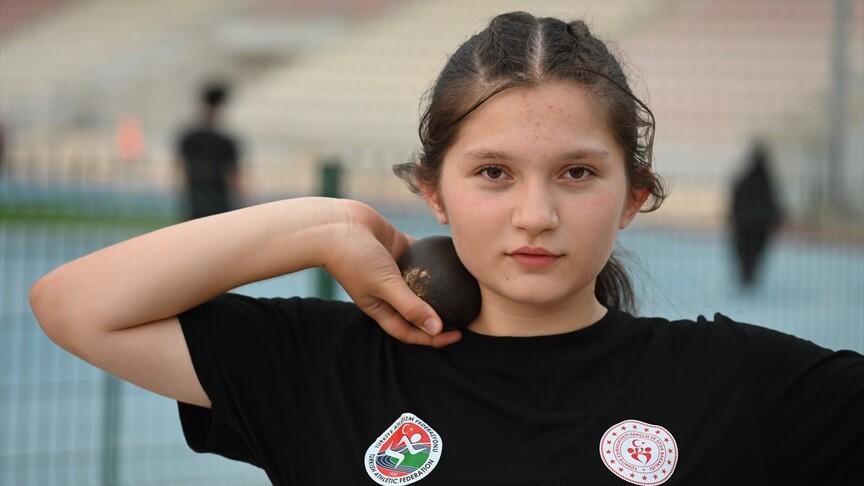 Teneffüste koşarken keşfedilen 13 yaşındaki sporcu Türkiye şampiyonu