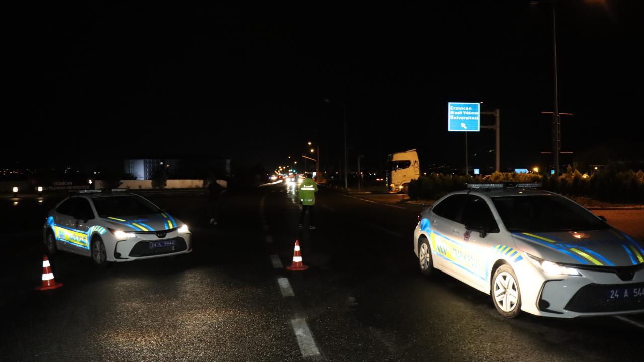 Erzincan-Sivas karayolu heyelan nedeniyle trafiğe kapandı