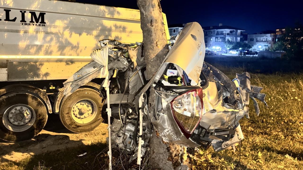Sakarya'da Korkunç Kaza: Otomobil İkiye Bölündü