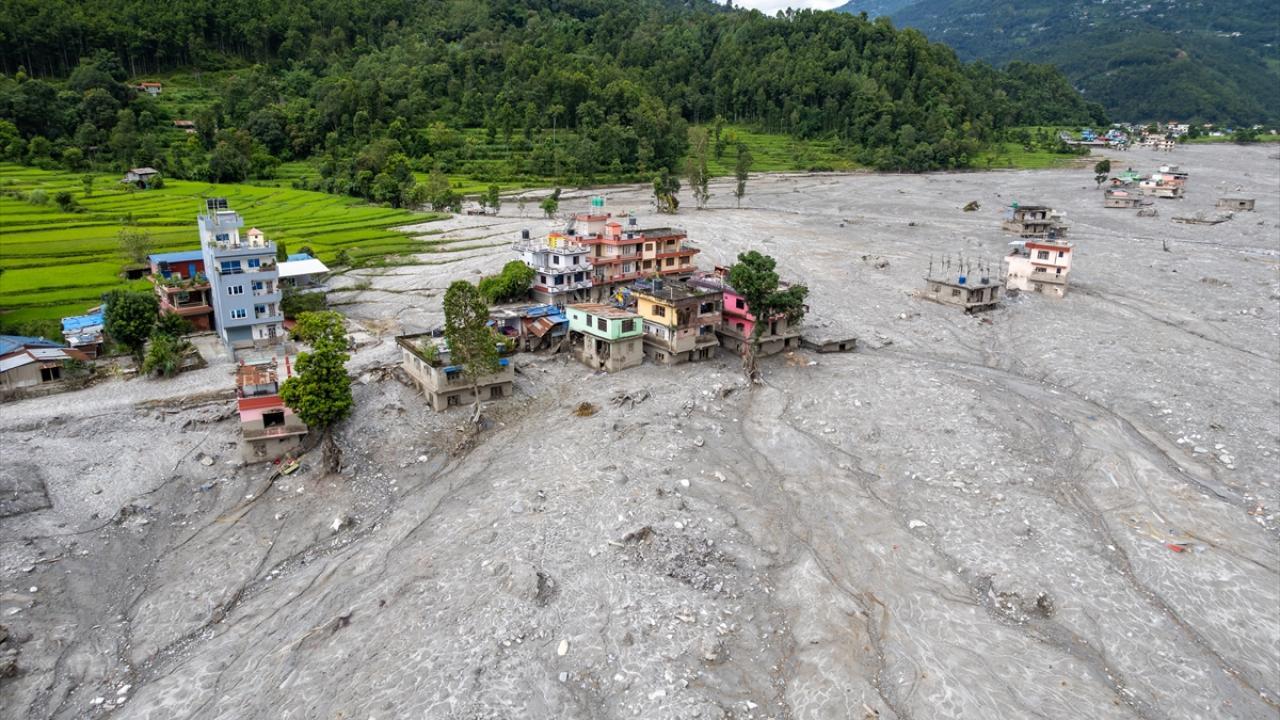Nepal'de sel nedeniyle tünelde 9 gün mahsur kalan 2 işçi kurtarıldı