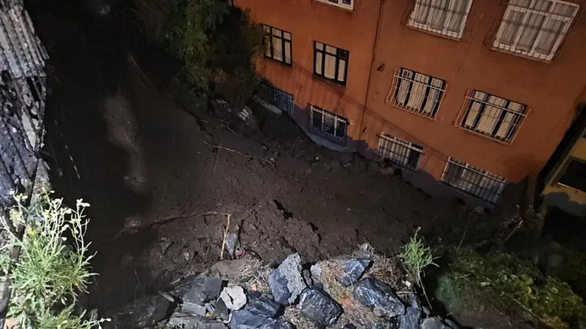 Eyüpsultan'da toprak kayması: 25 kişi tahliye edildi