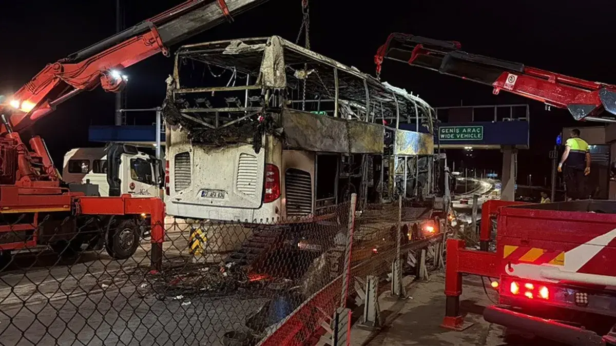 Kuzey Marmara Otoyolu'nda otobüs alev aldı: 2 ölü, 8 yaralı
