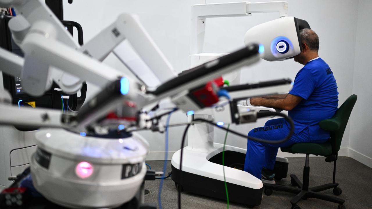 TCG Anadolu'da robotik cerrahi denemesi: Türkiye'den dünya ilki