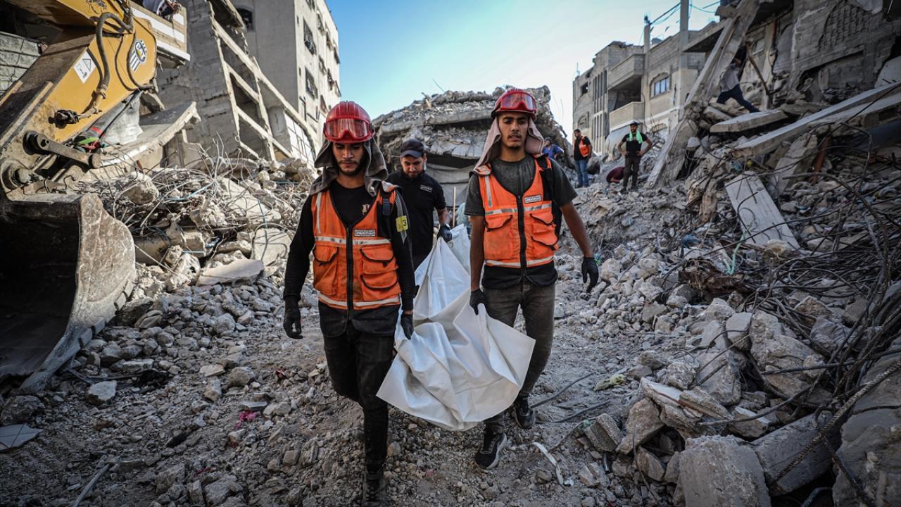 İsrail'in Gazze'ye hava saldırısında aynı aileden 3 kişi öldü