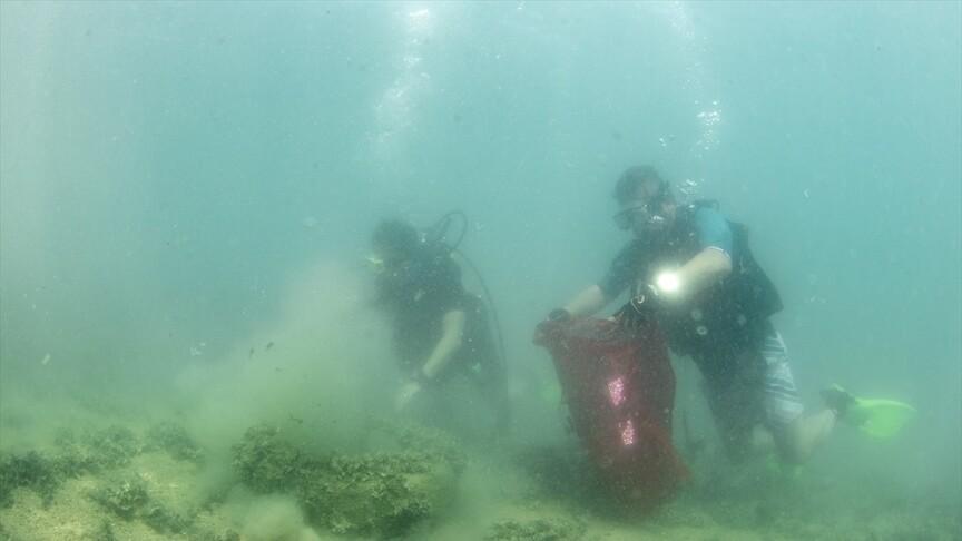 Dalgıç çift Didim'de deniz dibi temizliği yaptı