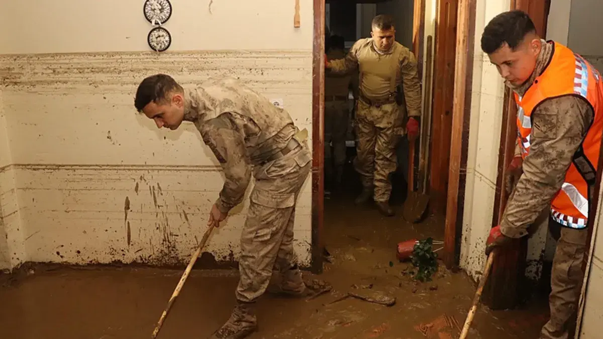 İstanbul'da sel sonrası 300 jandarma komandosu Ayazağa'da