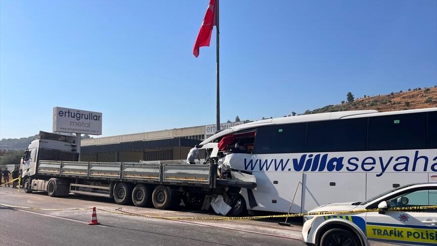 Muğla'daki otobüs-tır kazasında ölü sayısı 4'e yükseldi