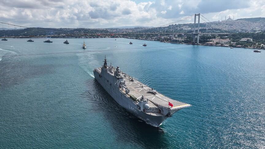 Deniz Kuvvetleri'nin 15 gemisi Zafer Bayramı'nda Boğaz'dan geçti