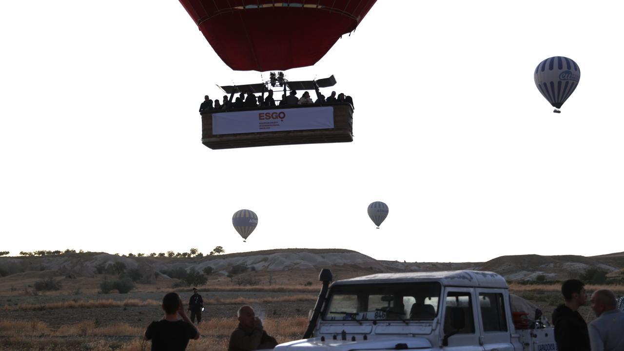 Kapadokya'da rahim ağzı kanserine karşı balon uçuşu