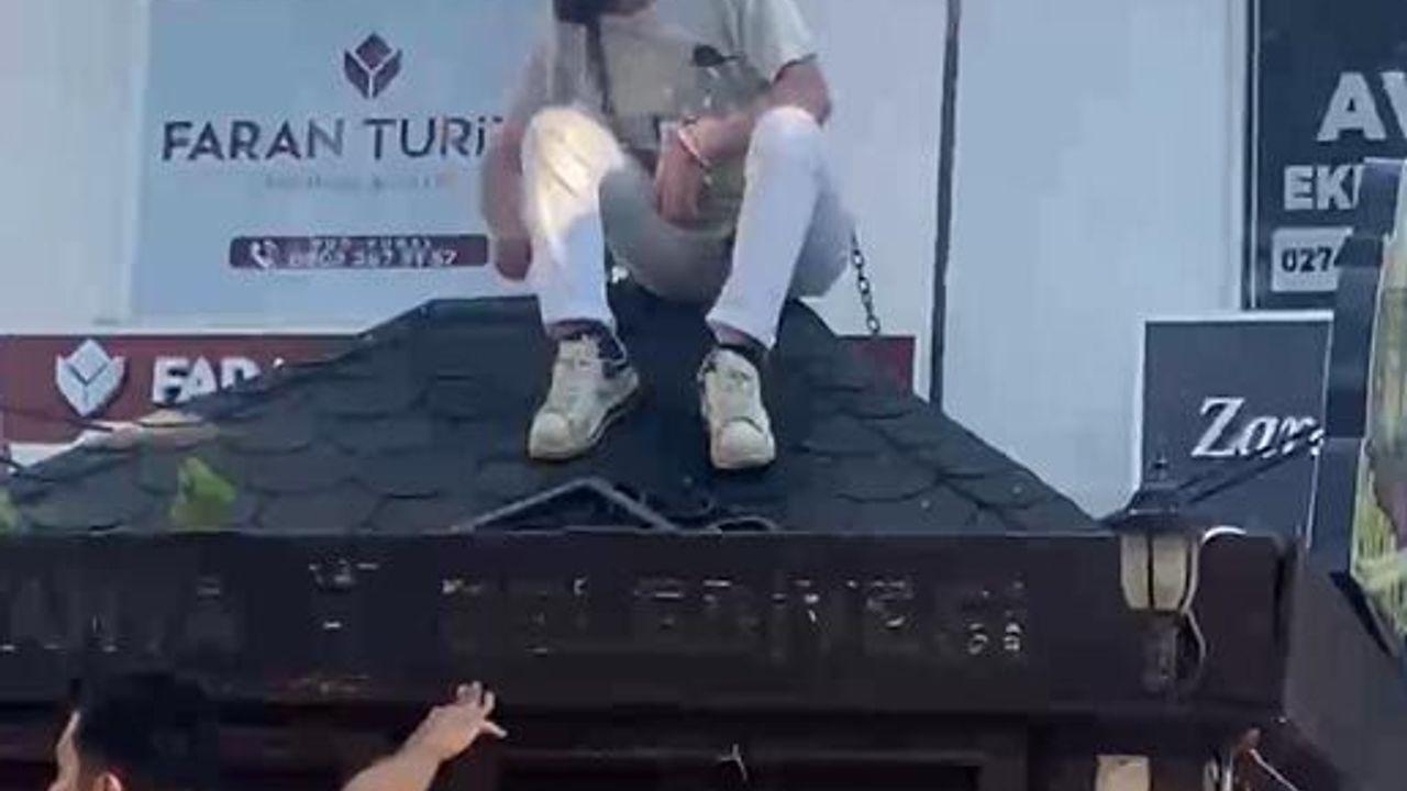 Büfesinin üzerine çıkıp kendini zincirledi