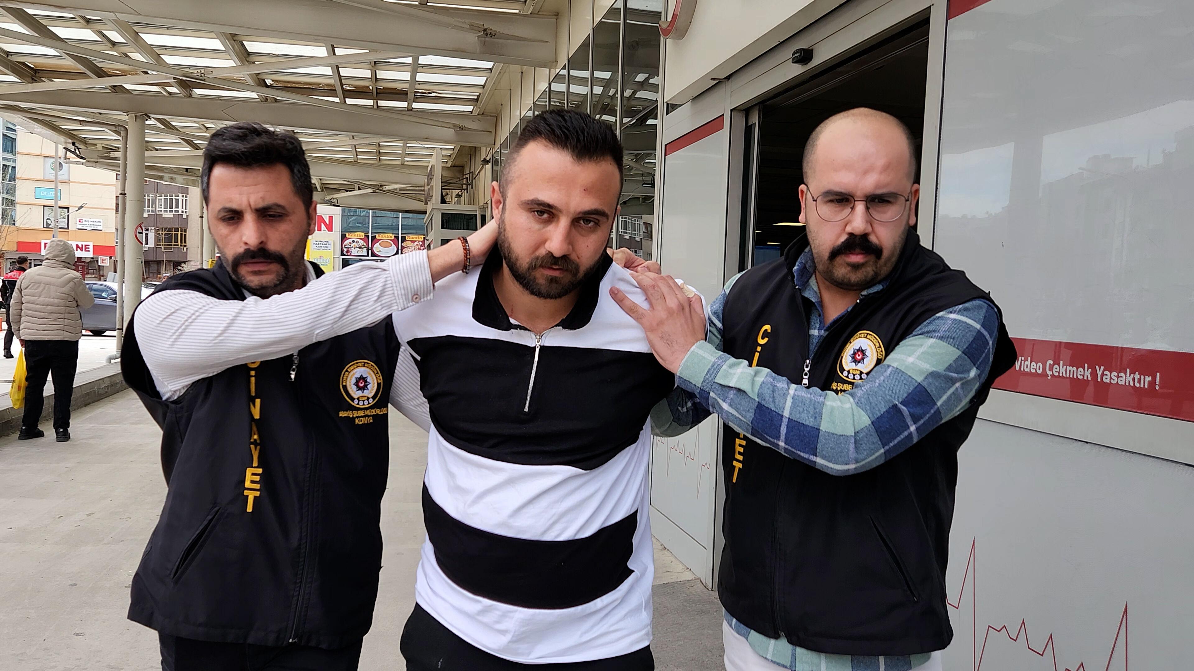 Babasını boğdu, cesediyle aynı evde kaldı
