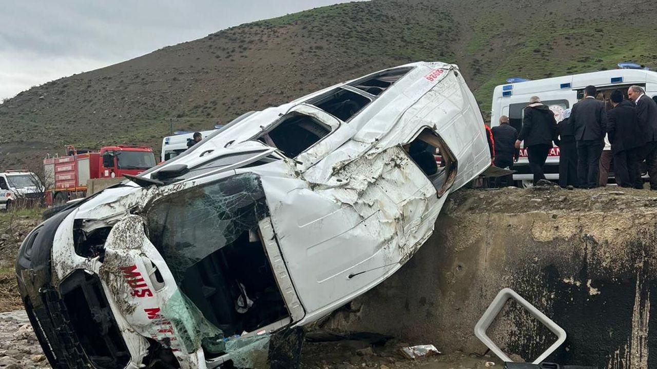 Muş’ta yolcu minibüsü dere yatağına yuvarlandı: 16 yaralı