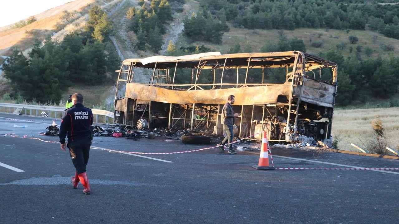 Denizli'de bariyerlere çarpan yolcu otobüsü yandı: 1'i bebek 8 ölü, 33 yaralı