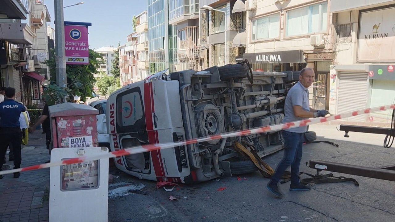Fatih'te İETT otobüsü ile ambulans çarpıştı: 5 yaralı