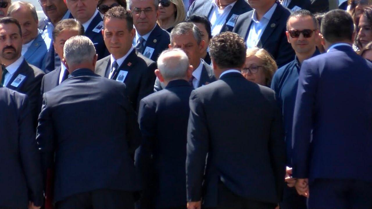 Kılıçdaroğlu ve Özel, cenaze töreninde tokalaştı