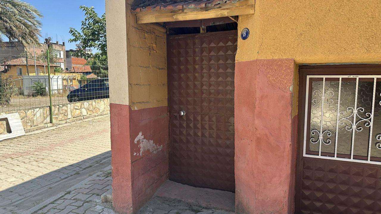 İzmir'de evin kapısına asılan poşette yeni doğmuş bebek bulundu