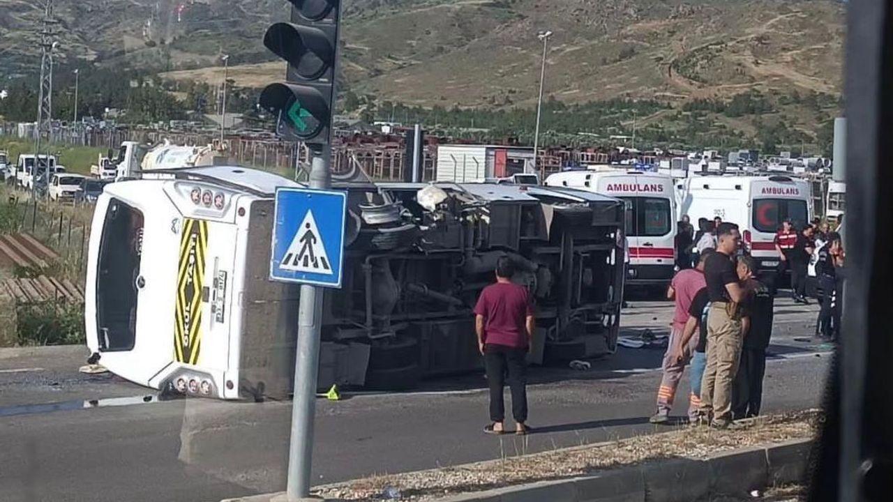 Mersin'de Rus öğrencileri taşıyan servis midibüsü devrildi: 17 yaralı