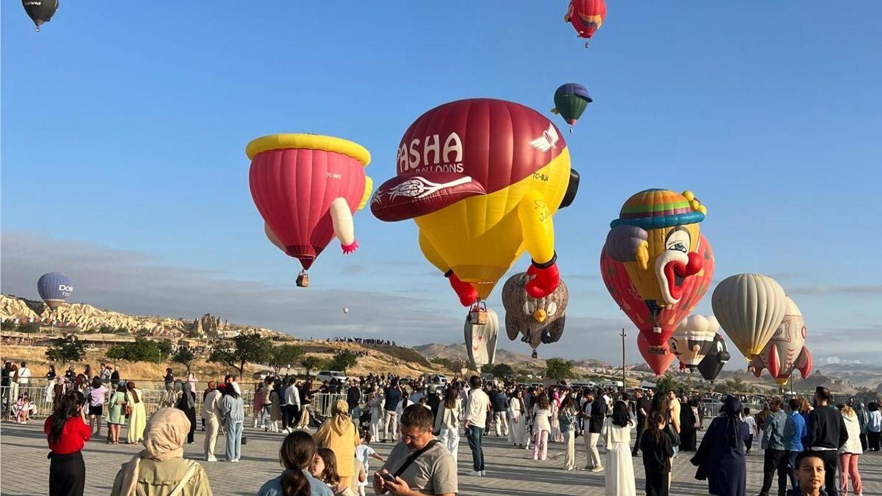 Kapadokya’da figürlü balonlar, gökyüzünü renklendirdi