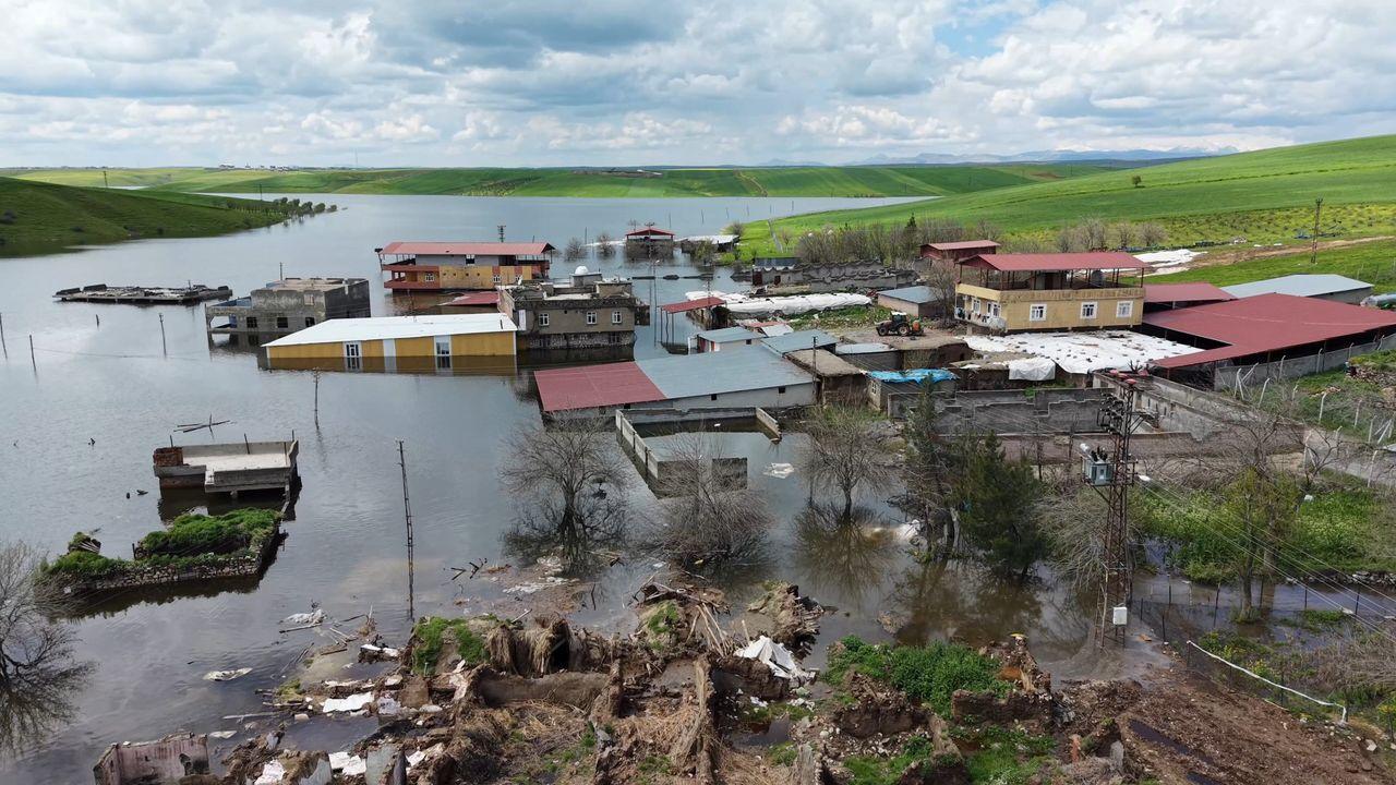 Baraj kapakları açıldı, boşaltılan 10 ev su altında kaldı