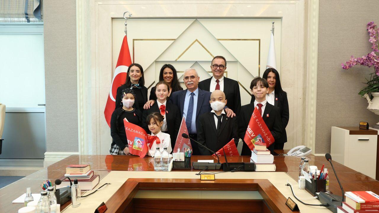 Anayasa Mahkemesi Başkanı Kadir Özkaya, lösemi tedavisi gören çocukları misafir etti
