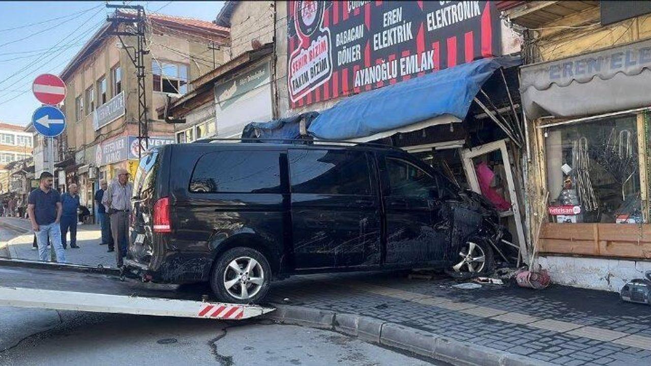 Minibüs, park halindeki 5 araca çarpıp çay ocağına daldı