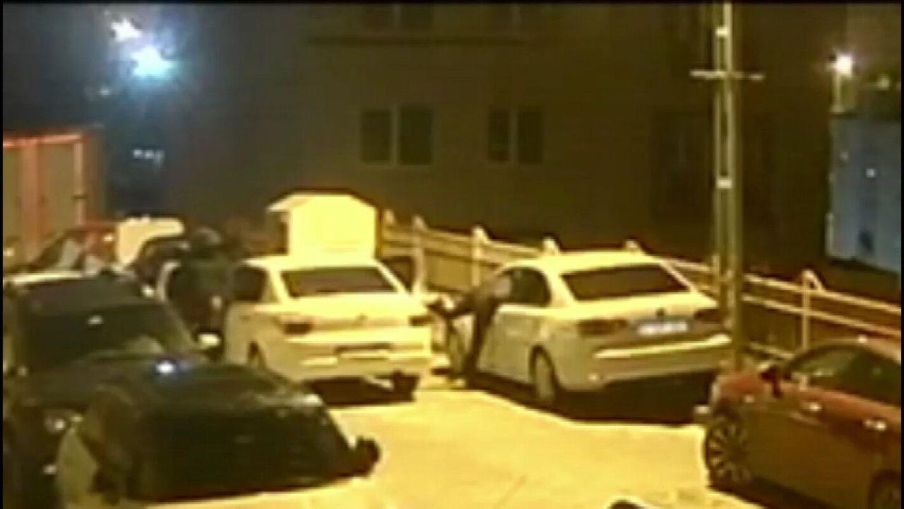 Lüks otomobillerden 'Hayalet ekran' çalan 2 şüpheli yakalandı
