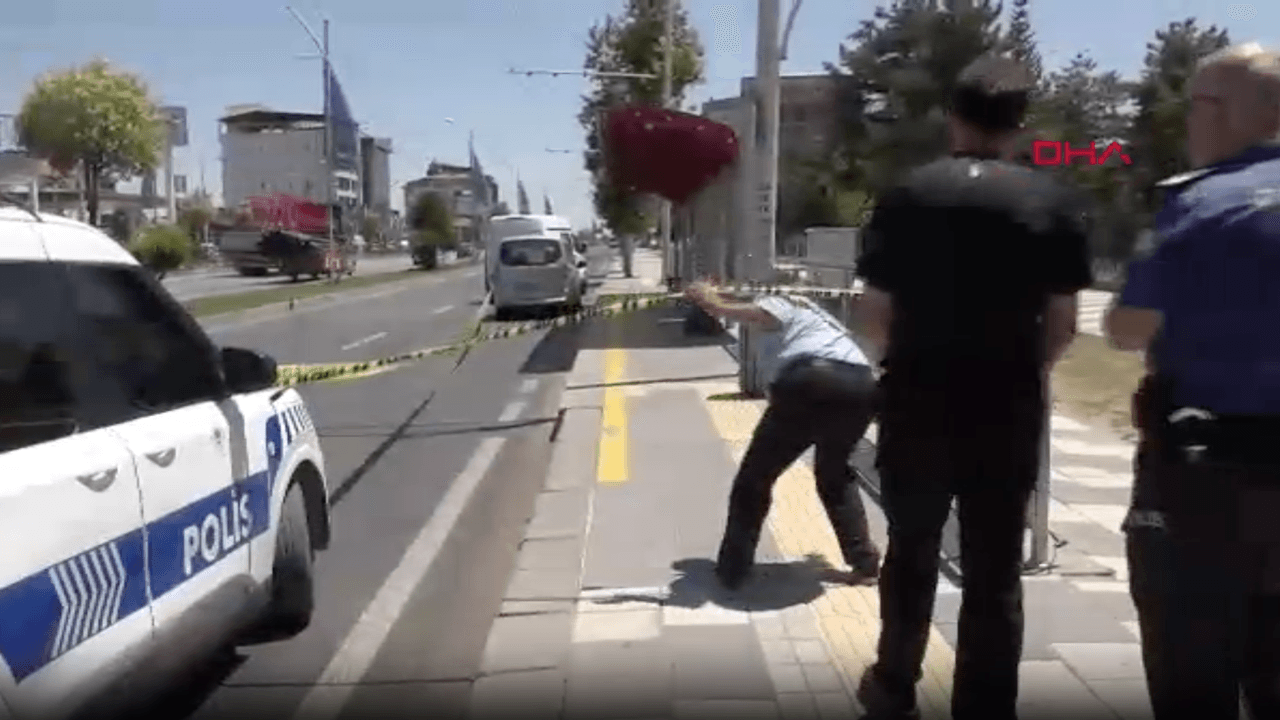 Durakta unutulan çanta fünyeyle patlatılmak üzereyken sahibi koşarak geldi